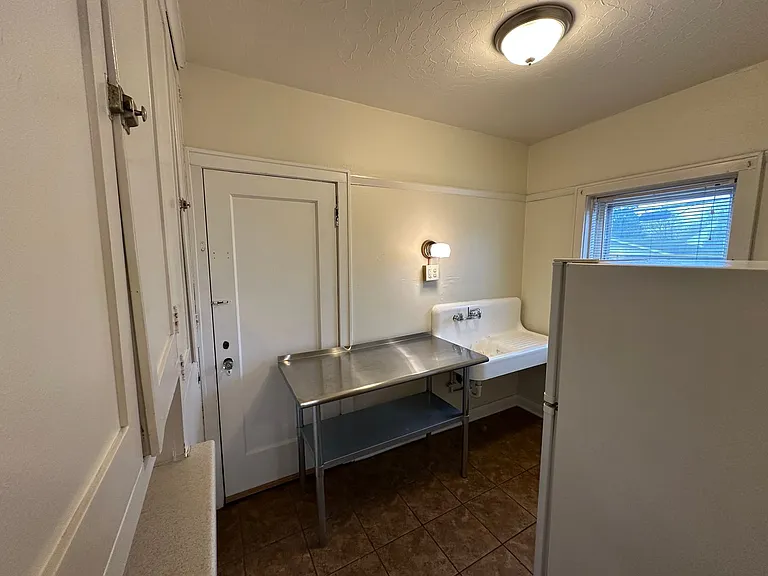 3825 N Oakland Ave — Photo 14