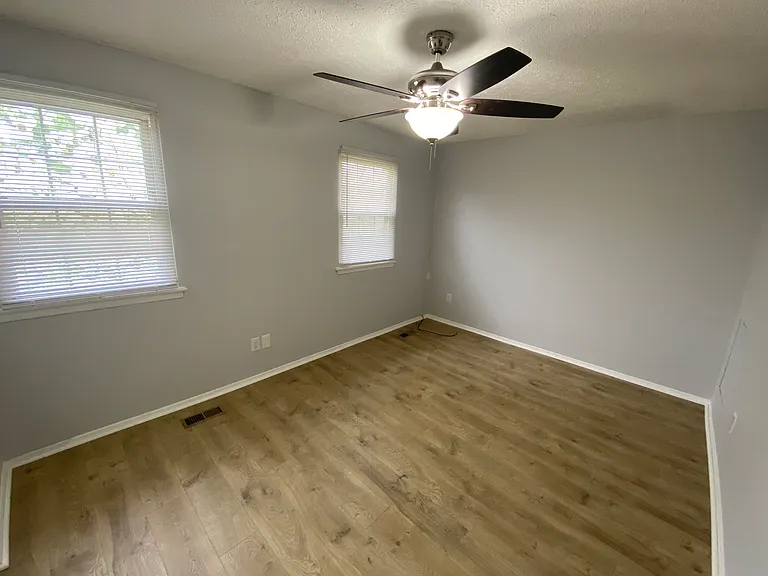 518 Burlington Ct — Photo 12