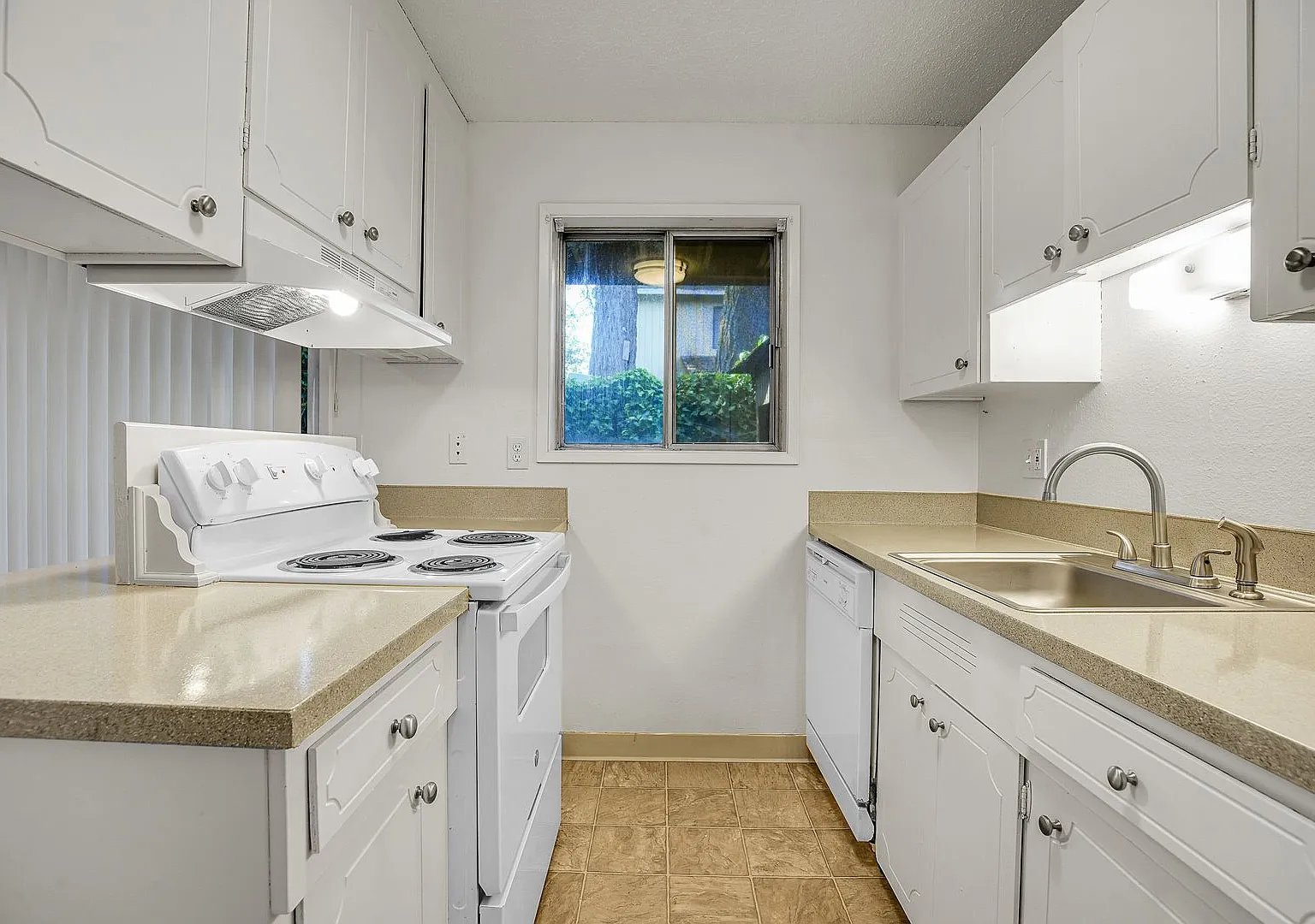 Windsor Court Apartments — Photo 2