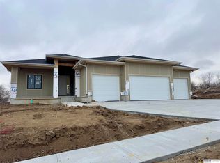 8958 Von St, Papillion, NE 68046