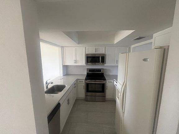 4th image of 4826 SW 29th Ave APT 2