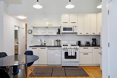4th image of 1219 W Gunnison St #2