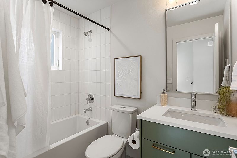 5th image of 8039 Wallingford Avenue N #B