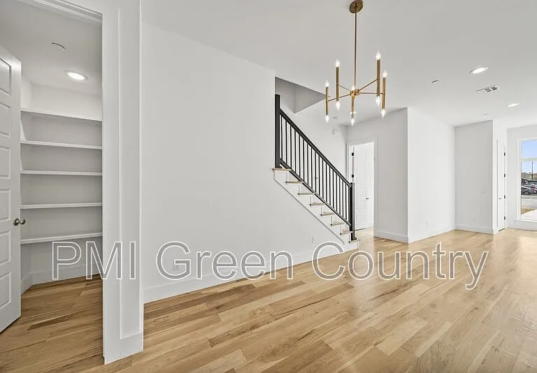118 E Elgin St — Photo 16
