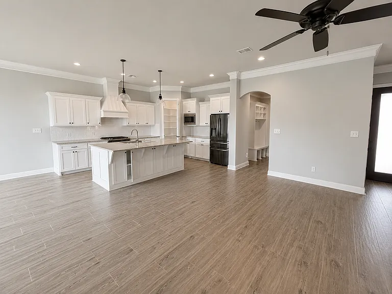 904 Chisolm Trl — Photo 3