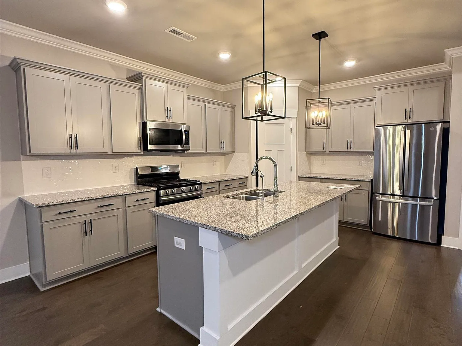 4 bed, 3.0 bath, 2117 sqft, $2,250 — Photo 2