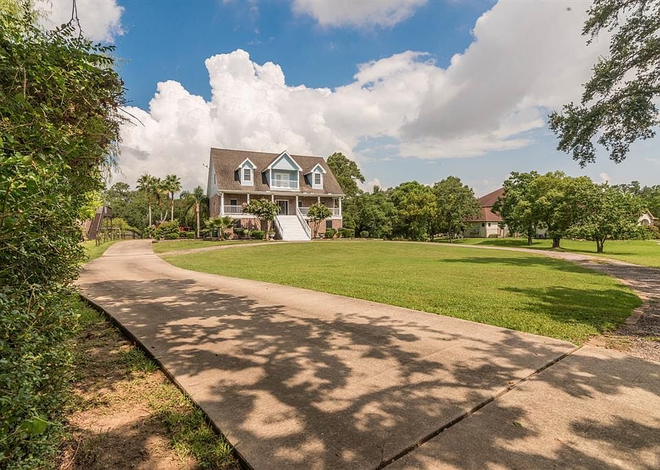 Welcome to an acre and one half gated property steps from the bay in Seabrook.