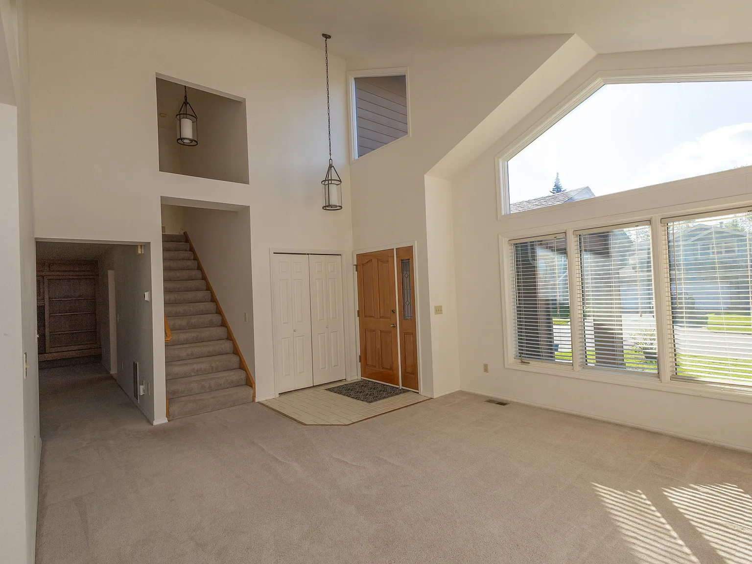 3 bed, 2.5 bath, 2027 sqft, $3,300 — Photo 2