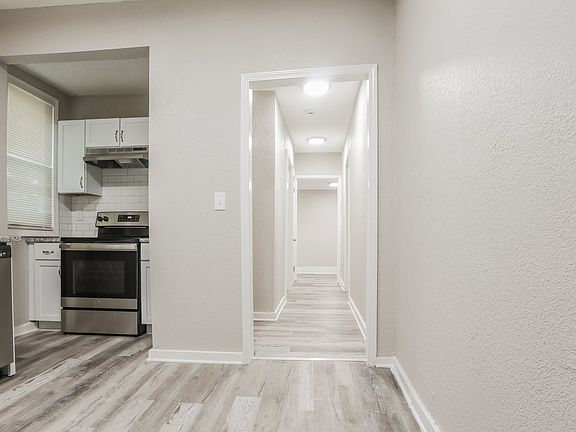 1903774_003_dining_room_12971632.jpg