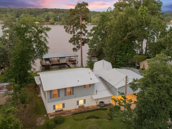 2118 W Lake Dr, Gladewater, TX 75647