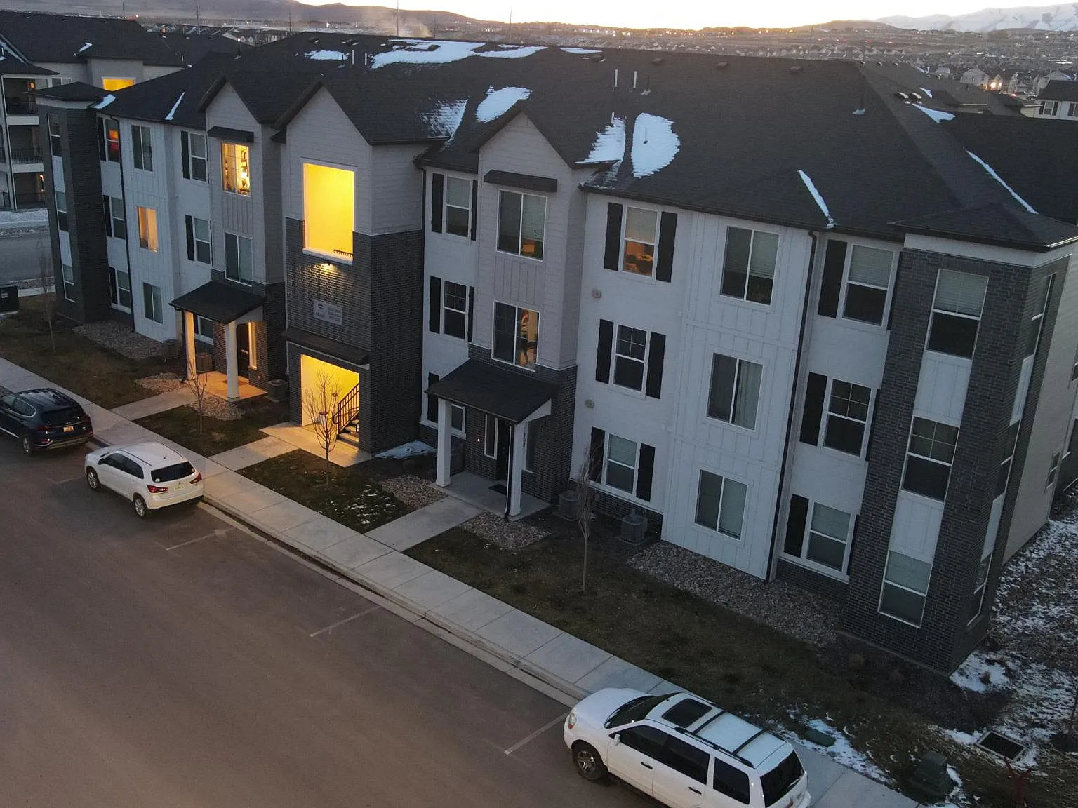 3 bed, 1272 sqft, $2,000 — Photo 4