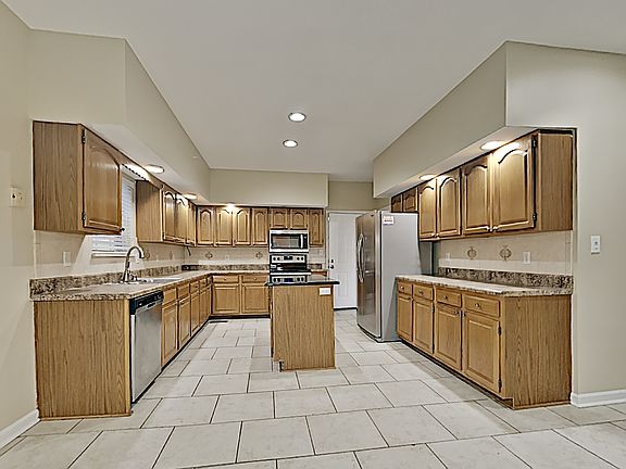 3rd image of 1850 Southcliff Dr
