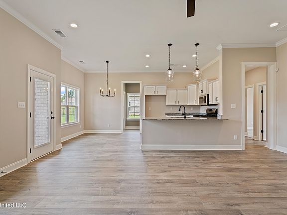 5th image of 106 Garrett Dr