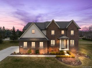 635 Stoney Pointe Cir, Lake Orion, MI 48362