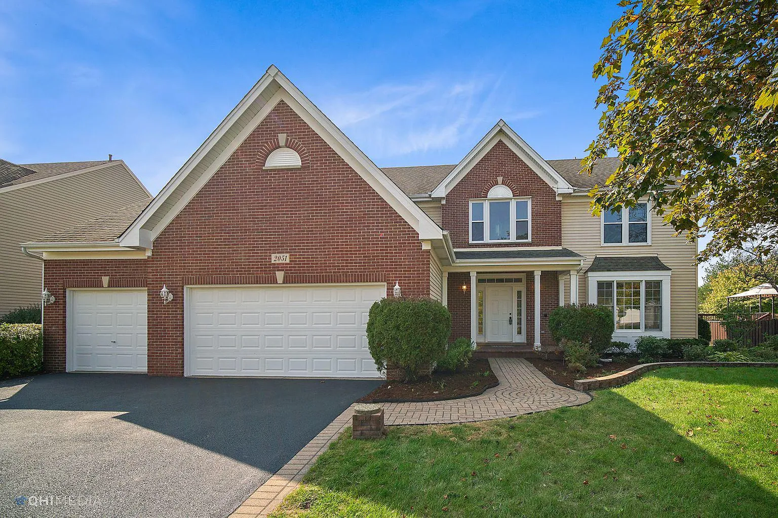 2051 Robinwood Dr photo 1