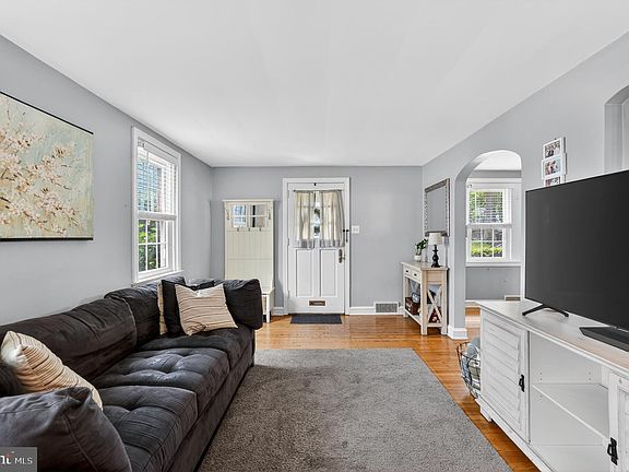 5th image of 109 Runnymede Ave