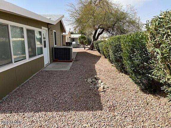 3rd image of 1028 E Eagle Drive N