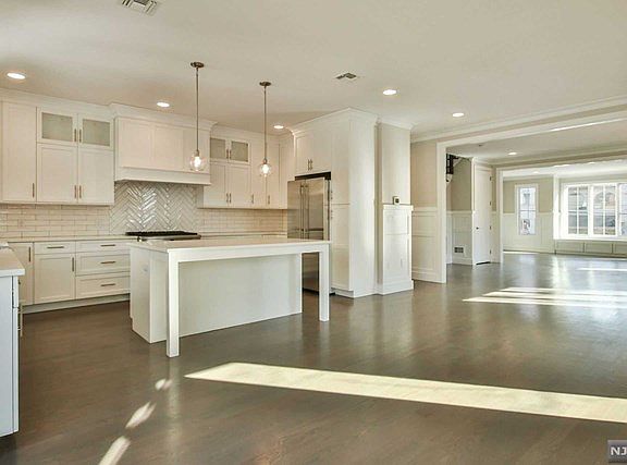 5th image of 2148 Linwood Ave Unit A