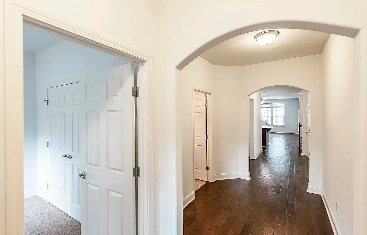 2120 Sullivan St — Photo 3
