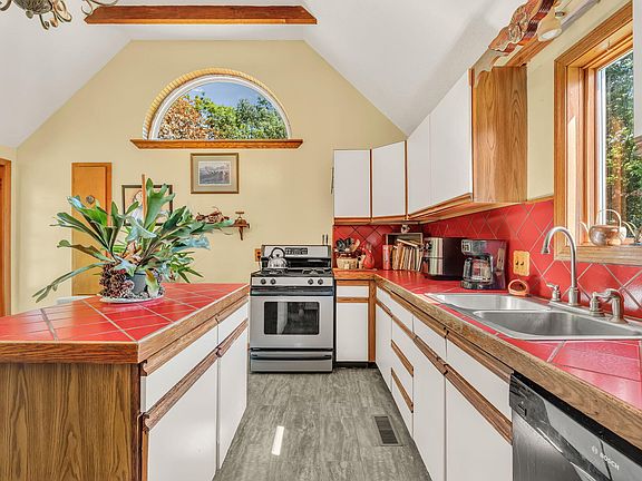 3rd image of 20 Pine View Lane