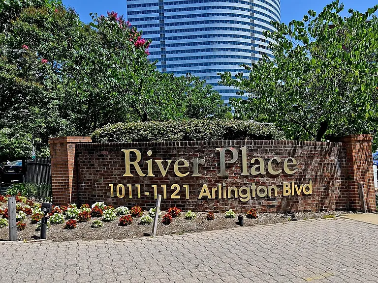 1121 Arlington Blvd #939 — Photo 2