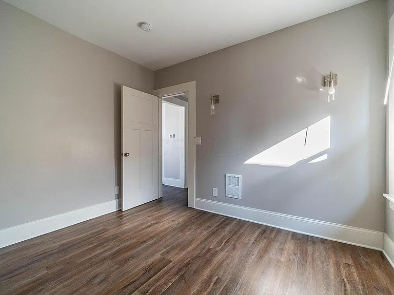222 Parkwood Ave — Photo 8
