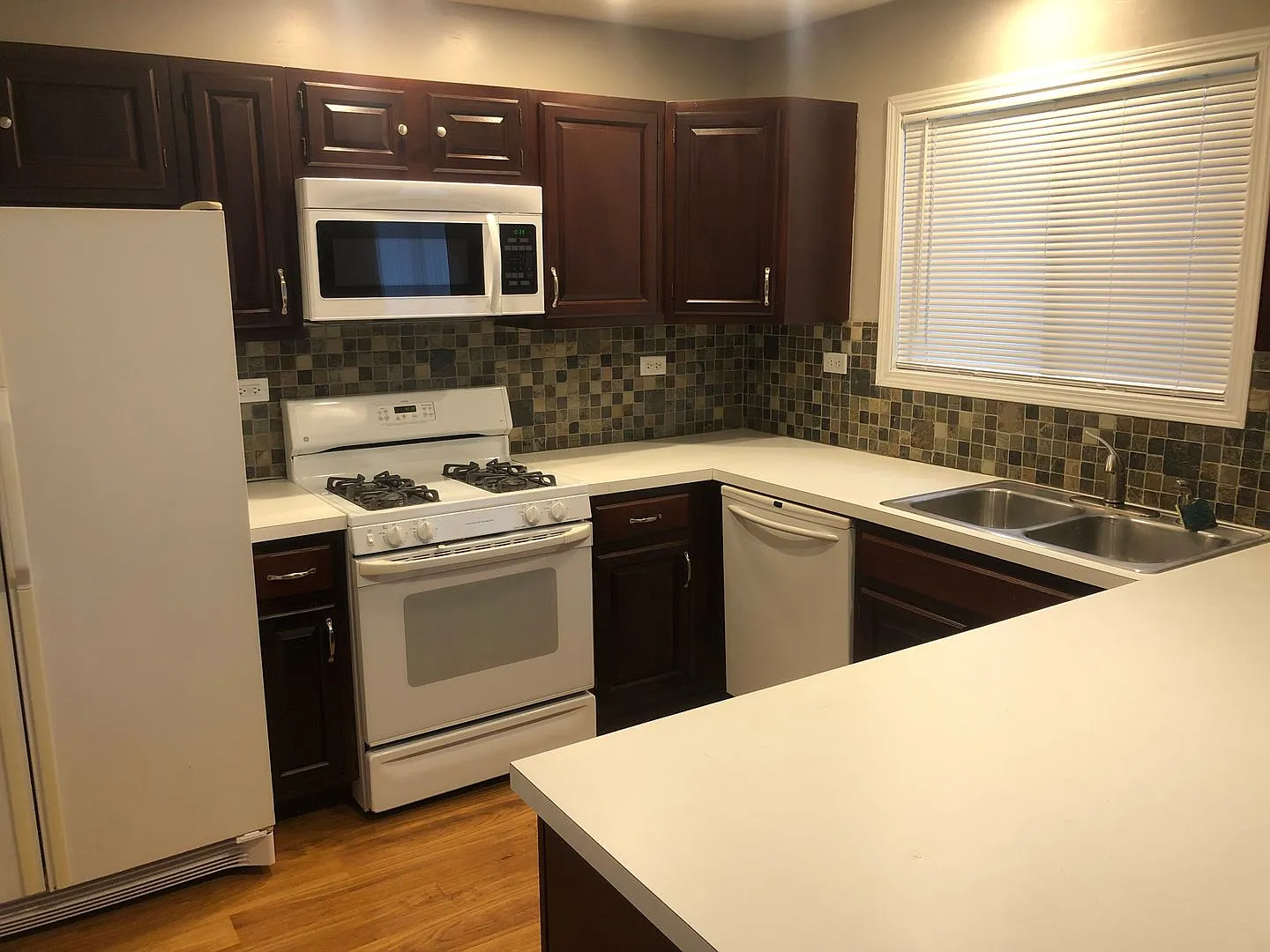 Freshly Painted 3 bedroom House in Bolingbrook! — Photo 3