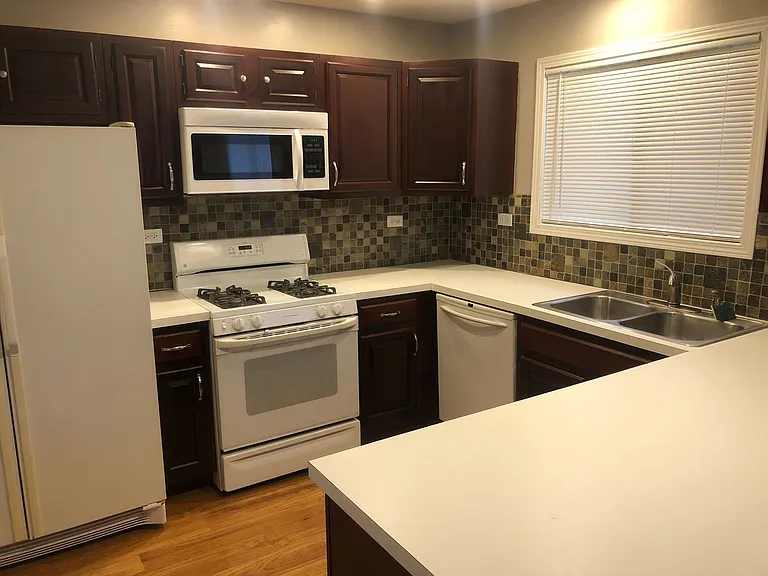 448 Independence Ln — Photo 3