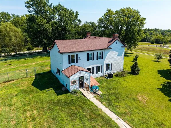 21497 203rd St, Tonganoxie, KS 66086