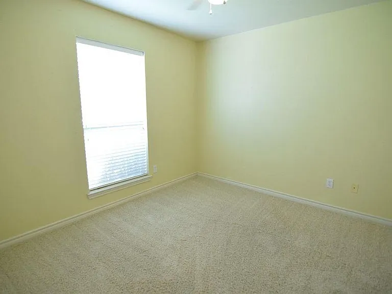 515 Kinney Dr — Photo 4