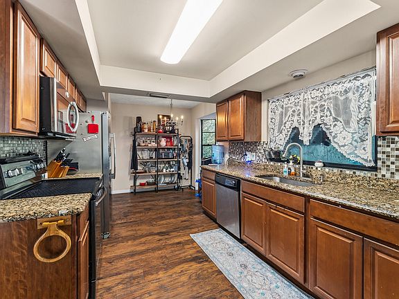 5th image of 2381 SE Gillette Avenue