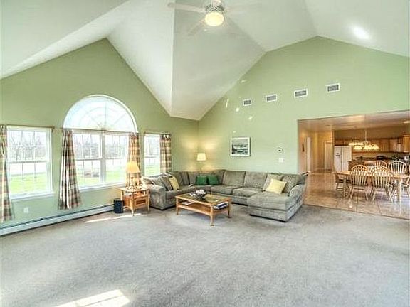 5th image of 8 Hunter Ct
