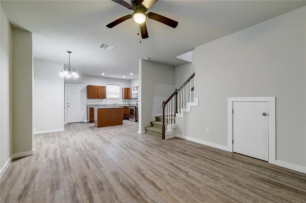 3 bed, 2.5 bath, 1430 sqft, $1,695 — Photo 4