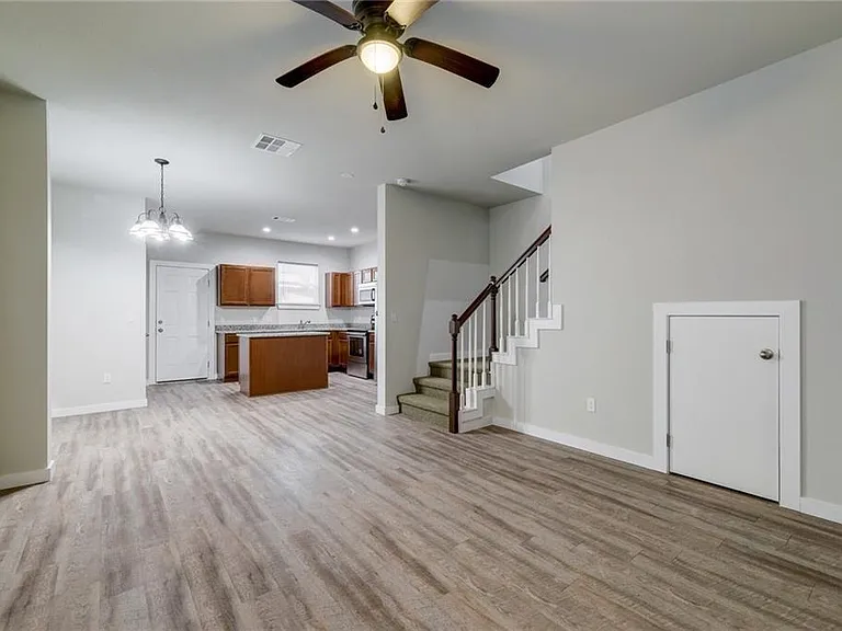 906 Quartz Ct #602 — Photo 2