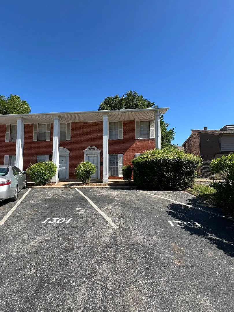 Must see 3 bed, 2 bath townhome close to OU Campus — Photo 1
