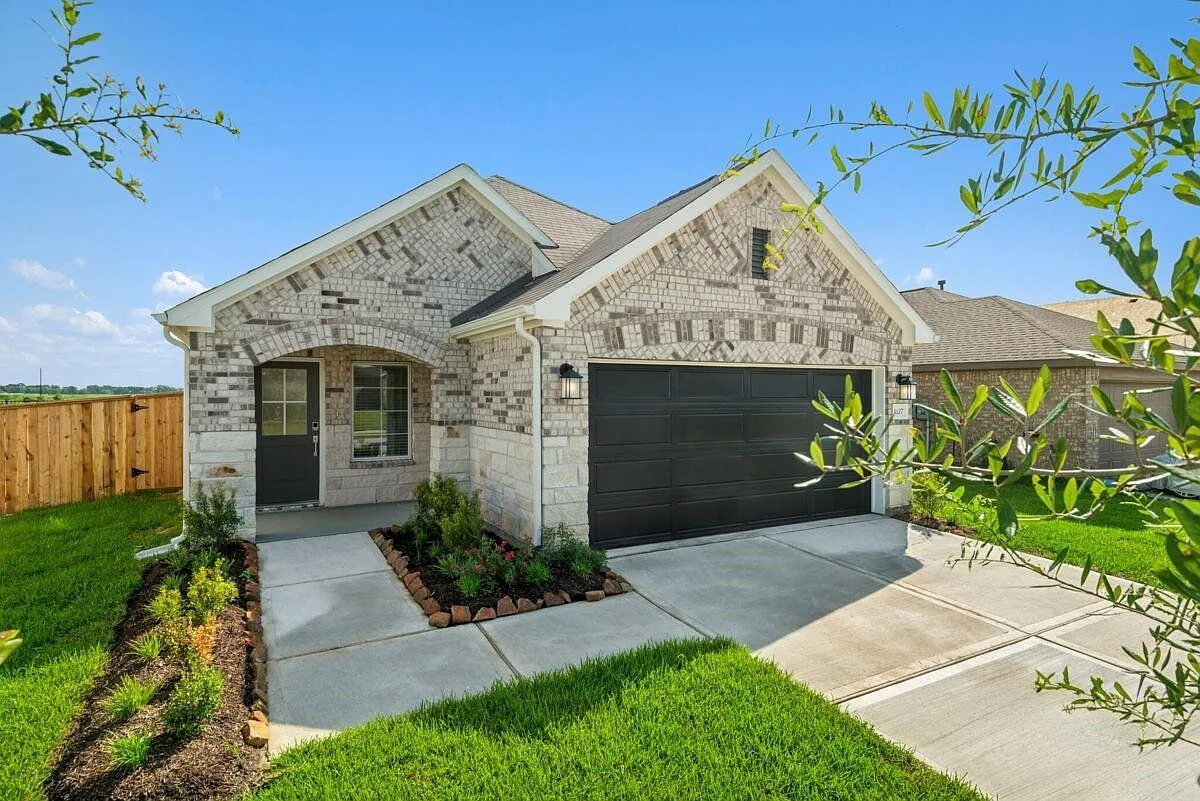3 bed, 2.0 bath, 1335 sqft, $2,400 — Photo 1