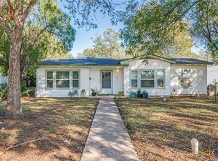 1068 E Walnut St, Seguin, TX 78155