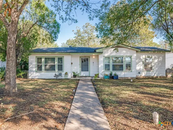 1068 E Walnut St, Seguin, TX 78155