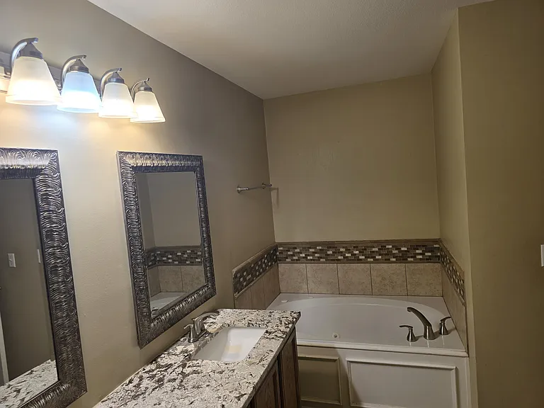 500 E Kansas St — Photo 6