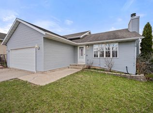 812 S Oak Creek Dr, Genoa, IL 60135