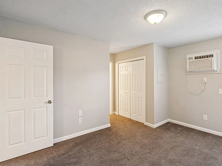 Willow Tree Apartments — Photo 29