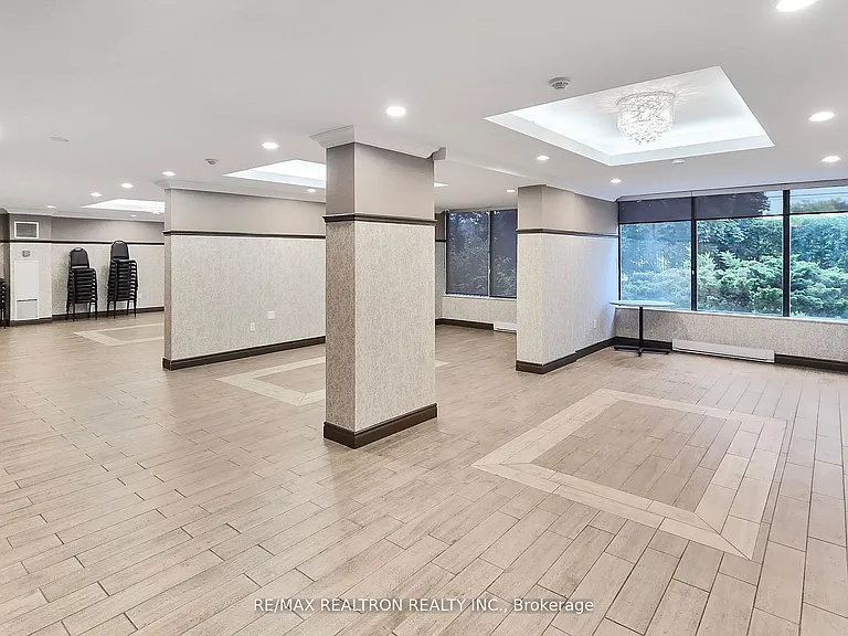 7460 Bathurst St #1609 — Photo 11
