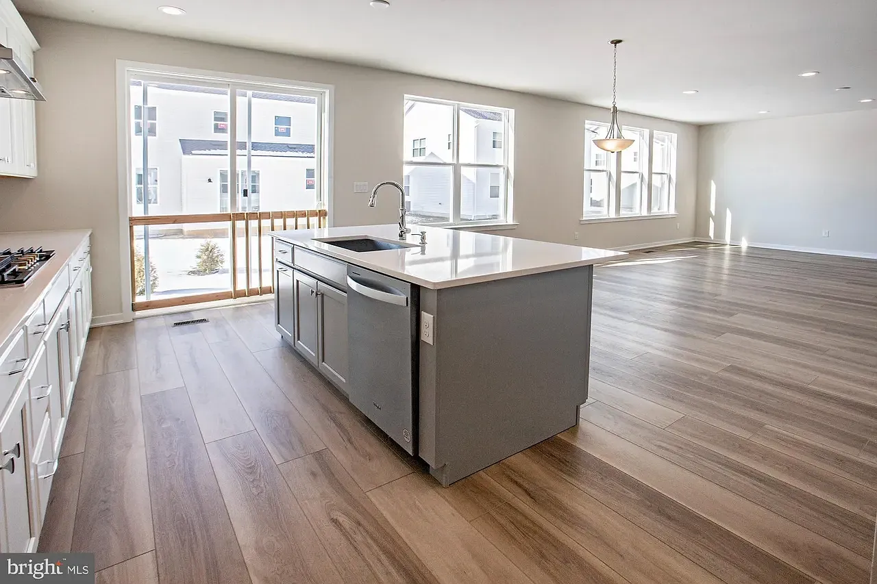 5 bed, 3216 sqft, $3,750 — Photo 4