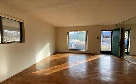 3rd image of 35 Branford Dr