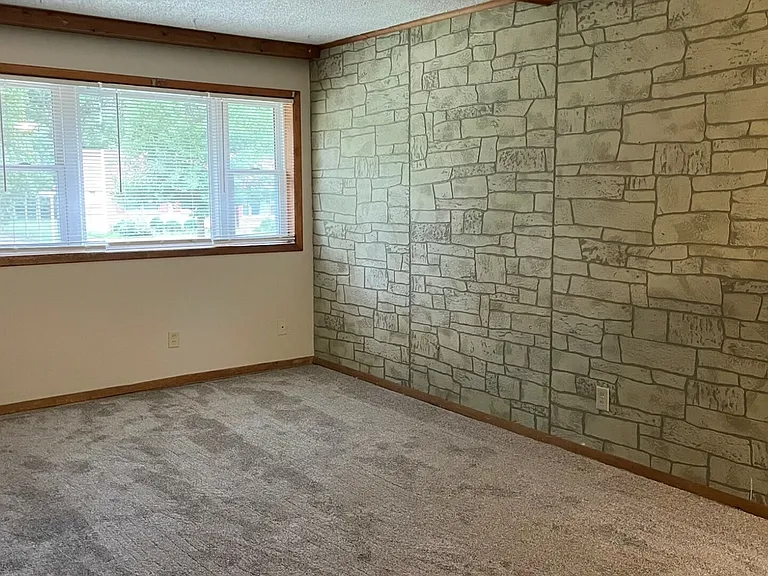 1512 Hartford Rd — Photo 3