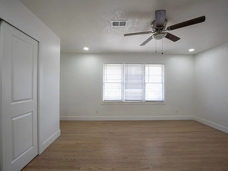204 W 36th St #2 — Photo 23