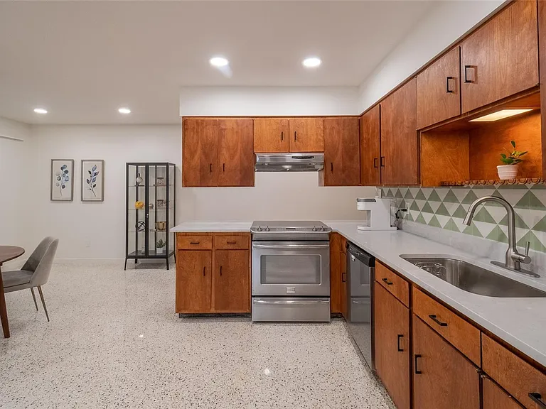 725 S Wilson Ave — Photo 5