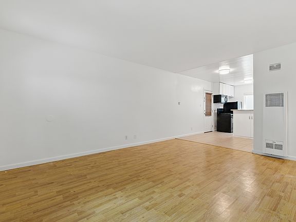 3rd image of 5804 Whitsett Ave APT 2