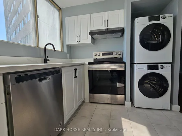 3695 Kaneff Cres #810, Mississauga, ON L5A 4B6