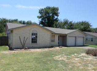 320 E Hampton Rd, Crowley, TX 76036